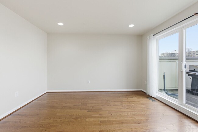 Building Photo - Amazing 4 BR/3.5 BA Townhome in Riverdale!