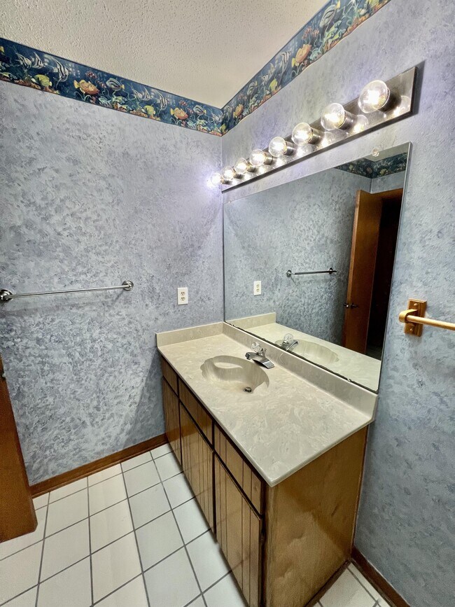 Building Photo - 413 Primrose Cir
