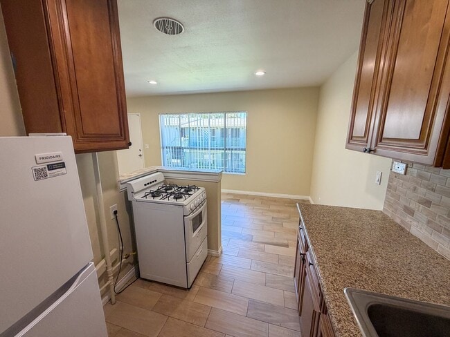 Building Photo - 2227 E Westport Dr