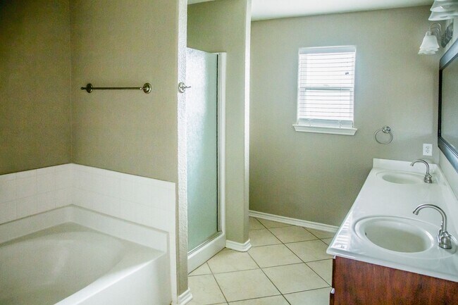Building Photo - For Lease – $2,100/month | $2,250 Security...