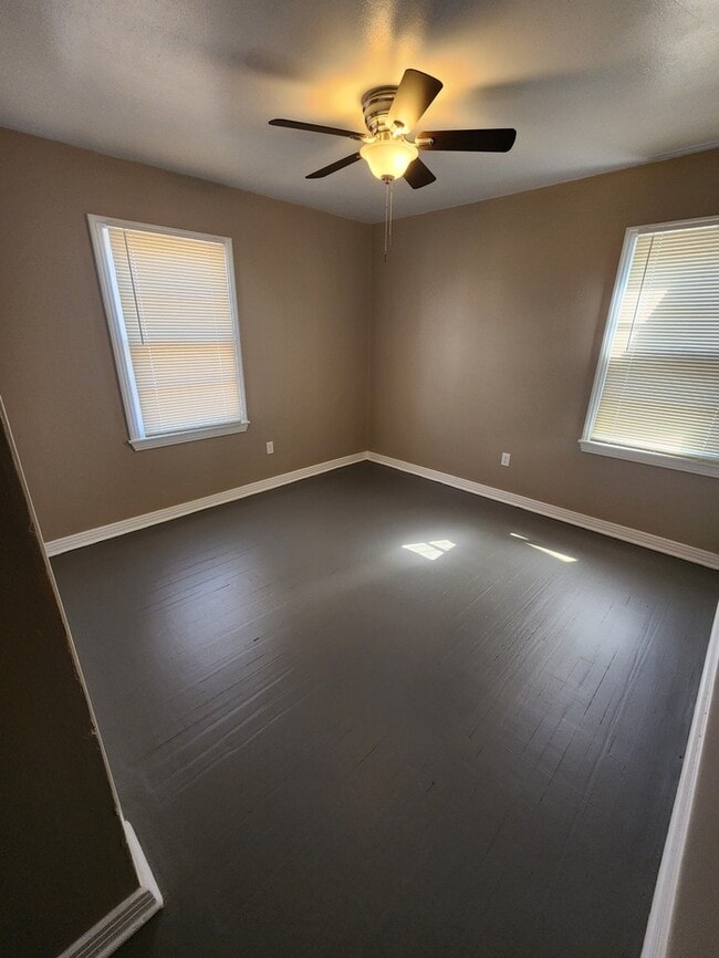 Building Photo - 3 bed 2 bath 1 car garage