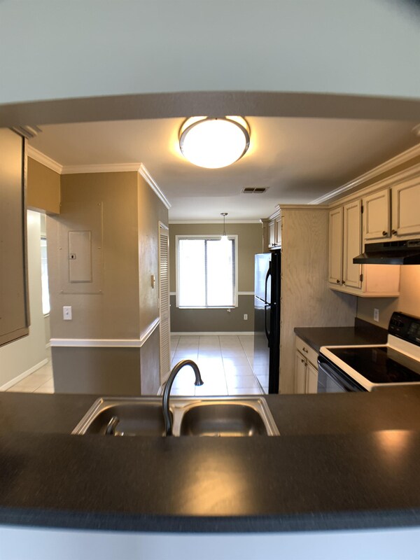 Building Photo - 9530 Darien Ave