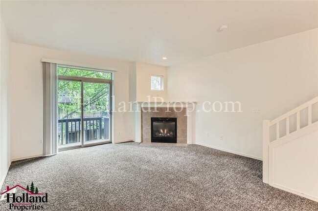 Building Photo - Modern 2-Bedroom Townhome with Garage & Private Deck