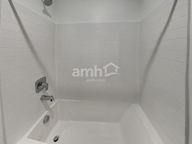 Building Photo - 831 Longwood Gdns St