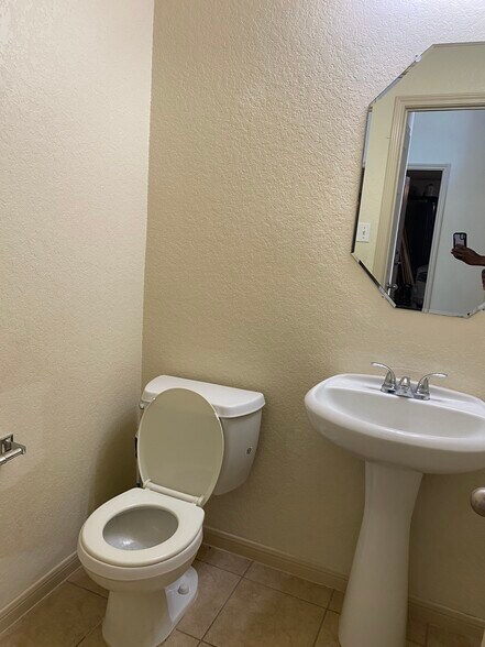 Half bathroom - 7931 Sterling Mnr