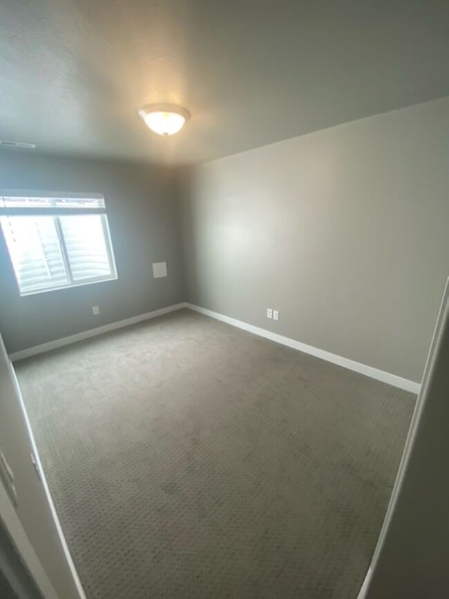 Building Photo - Beautiful Bountiful Townhome