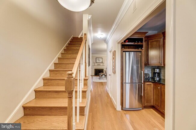 Building Photo - Waterfront Townhome Living in Sought-After Alexandria Location