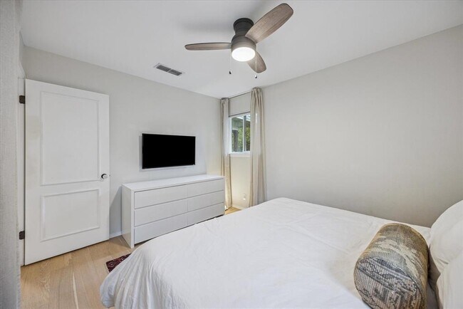 Building Photo - 6809 Meadow Cir