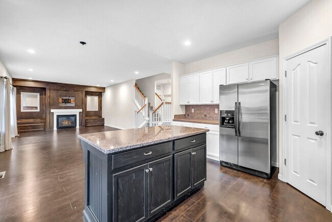 Building Photo - Enjoy this Spectacular Parklike backyard with Landscaping Included in Rent