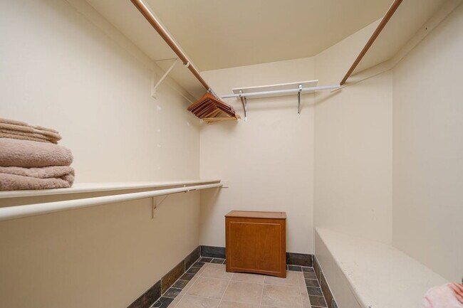 Building Photo - 4725 N Brookview Terrace