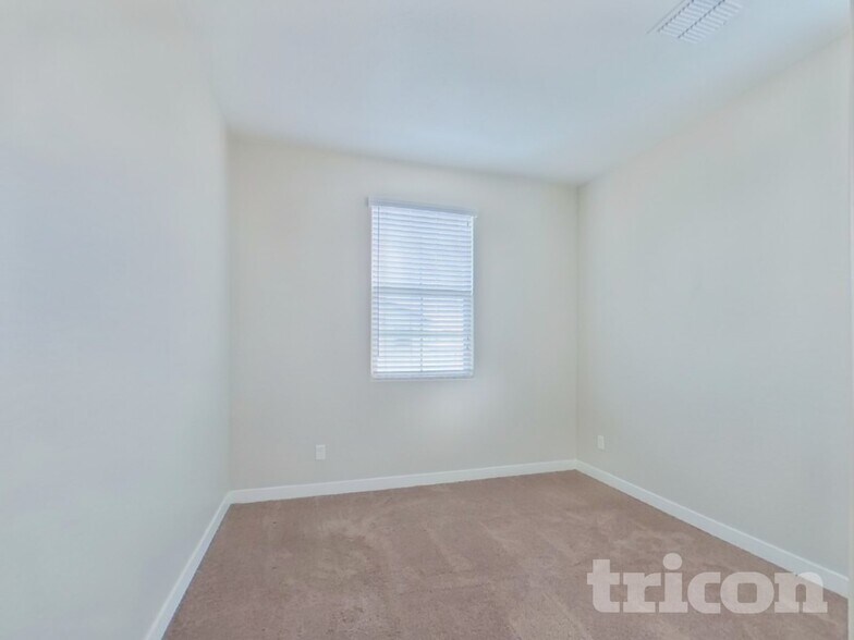 Building Photo - 2638 E Danbury Rd