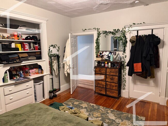 Building Photo - Allston 4.5Bed/2Bath Available 9/1! Heat and Hot Water Included!