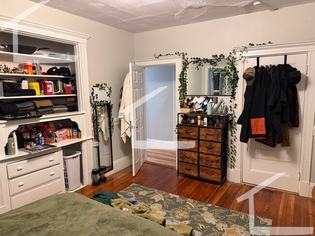 Building Photo - Spacious Apt w. Bonus office!  Heat and Hot Water Included!  Near T