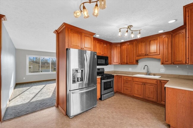 Building Photo - Spacious 4-Bedroom Home with Fenced Yard a...