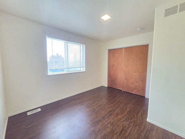 Building Photo - 407 E 8th Ave