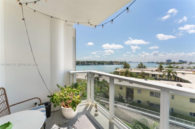 Building Photo - 900 Bay Dr