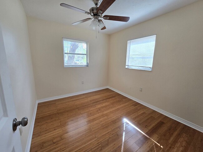 Building Photo - South Sarasota/ Gulf Gate 3 bed/ 1 bath Ho...