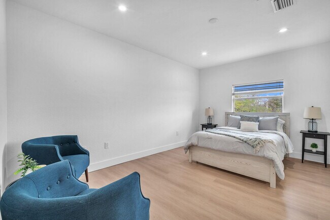 Building Photo - 477 NE 1st St