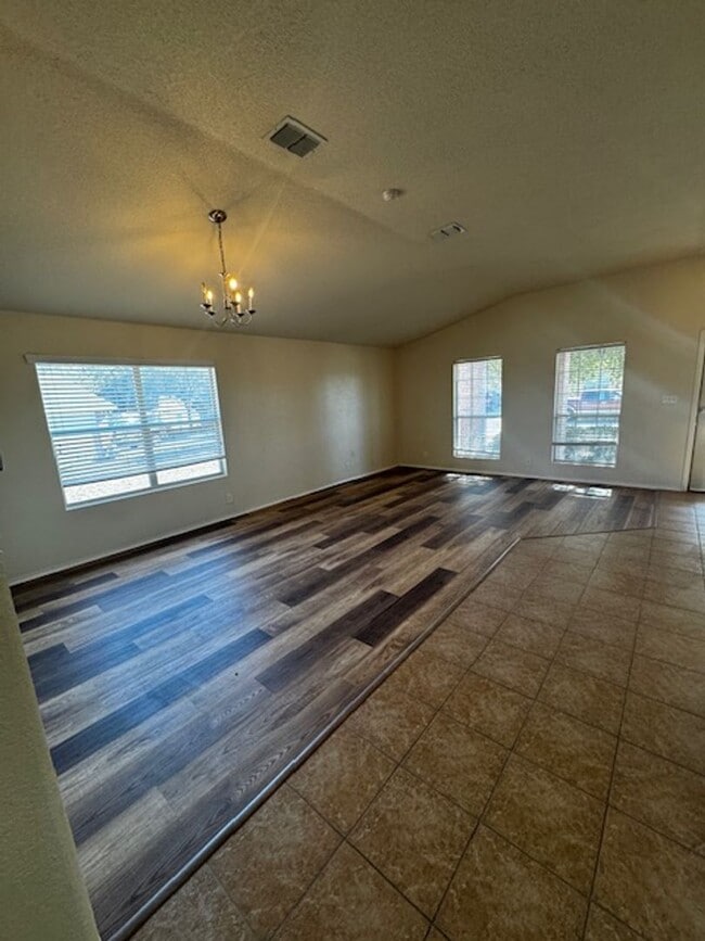 Building Photo - Spacious Updated One-Story Home in Northwest San Antonio