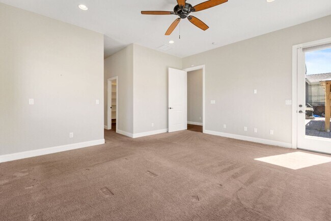 Building Photo - 1015 N Cantlon Ln