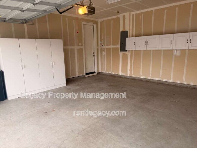 Building Photo - 452 Aster St