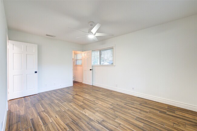 Building Photo - 8439 Westview Dr