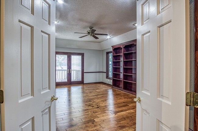 Building Photo - Lake Balboa | Home | Unfurnished