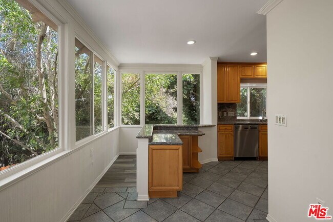 Building Photo - 9149 Hillsboro Dr