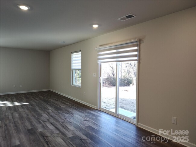 Building Photo - 3247 Crawford Ave