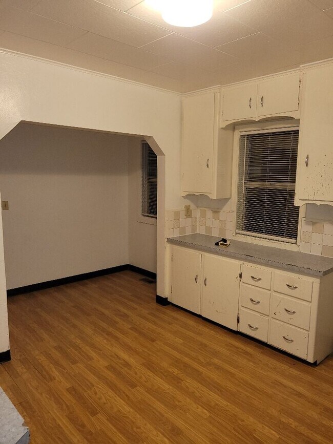 Building Photo - Pendleton Home!!