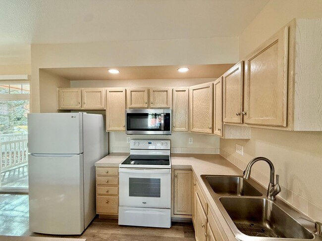 Building Photo - Beautiful,  2 Bed/2 Bath Condo in High Plains Village