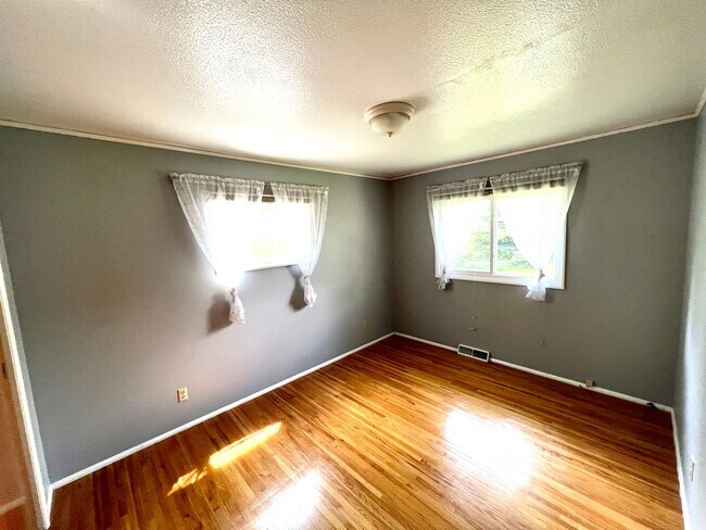 Building Photo - 4 bed 2 bath Single Family Home with Bonus Room, Fully Fenced Yard and Double Car Garage Close to...