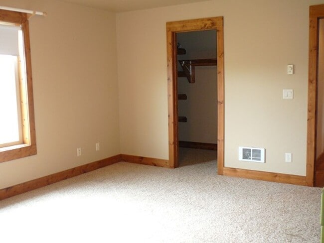 Building Photo - Charming Home with Open Floor Plan & Pet-F...