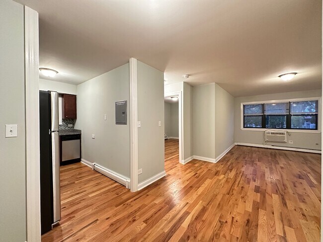 Building Photo - 693 Elm Pl