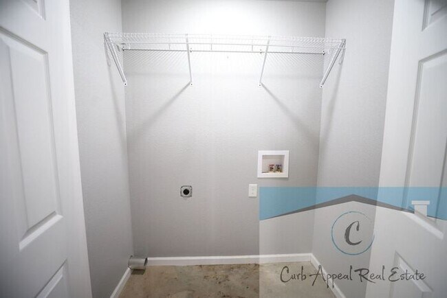 Building Photo - Move in special $600!! 2-bedroom, 2 bath a...