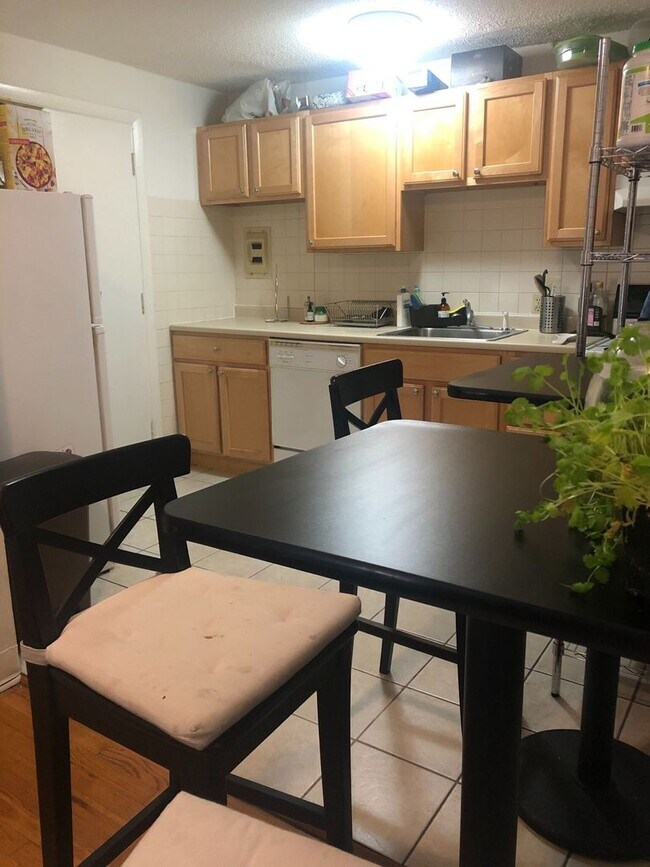Building Photo - Amazing 2 bed in Allston 5 min away from Brookline... BROKER FEE PAID BY LANDLORD