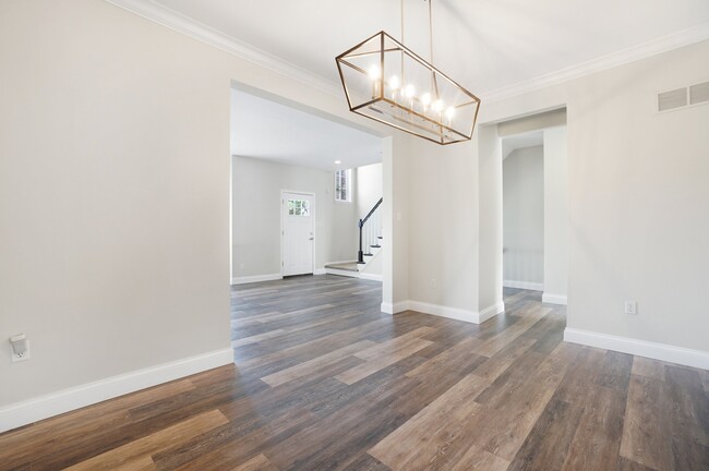 Building Photo - 909 N Hanley Rd