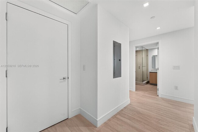 Building Photo - 2411 Laguna Cir