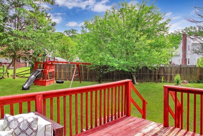 Building Photo - Charming 3-Bedroom, 2.5 Bath SFH with Fron...