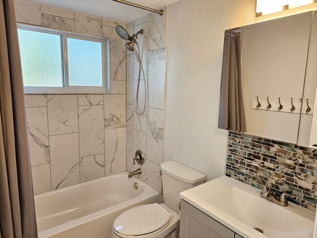 Building Photo - Annual Unfurnished 3 Bedroom 2 Bathroom Si...