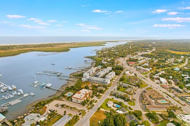 Building Photo - 33 Comares Ave