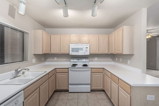 Building Photo - 2-bedroom 2 bath condo in Gated Community ...