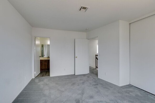 Building Photo - Double Primary Townhome with Spacious Backyard in 89115!