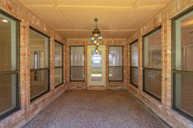 Building Photo - 911 Montview Dr