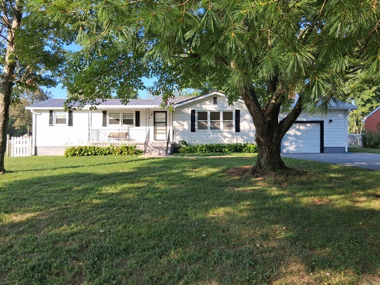 Building Photo - 1424 Hawkins Dr