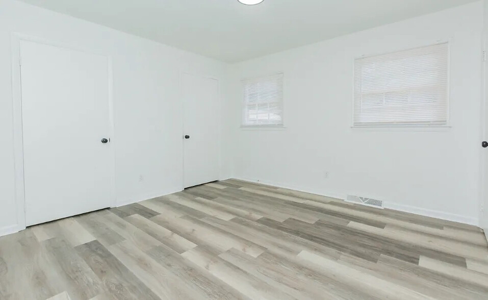 Building Photo - Room in Apartment on Greenbriar Rd