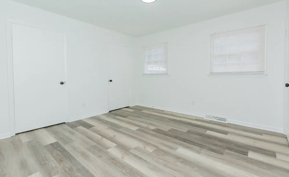Building Photo - Room in Townhome on Greenbriar Rd