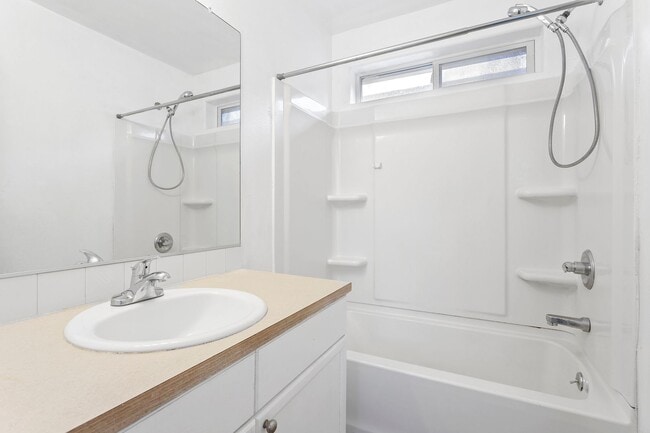 Building Photo - Large 3 bedroom 2.5 Bath Home! Tour Today!