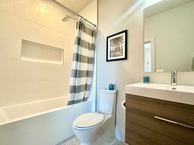 Building Photo - 2 Bedroom 2.5 Bathroom Penthouse with Park...
