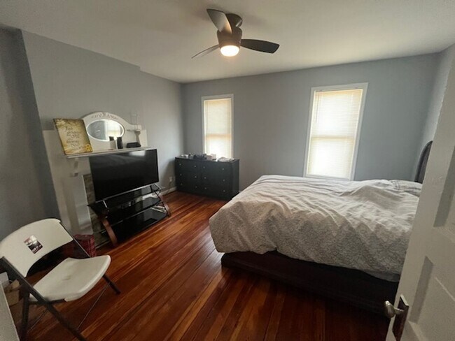 Building Photo - Spacious 3 bed, 1.5 bath duplex